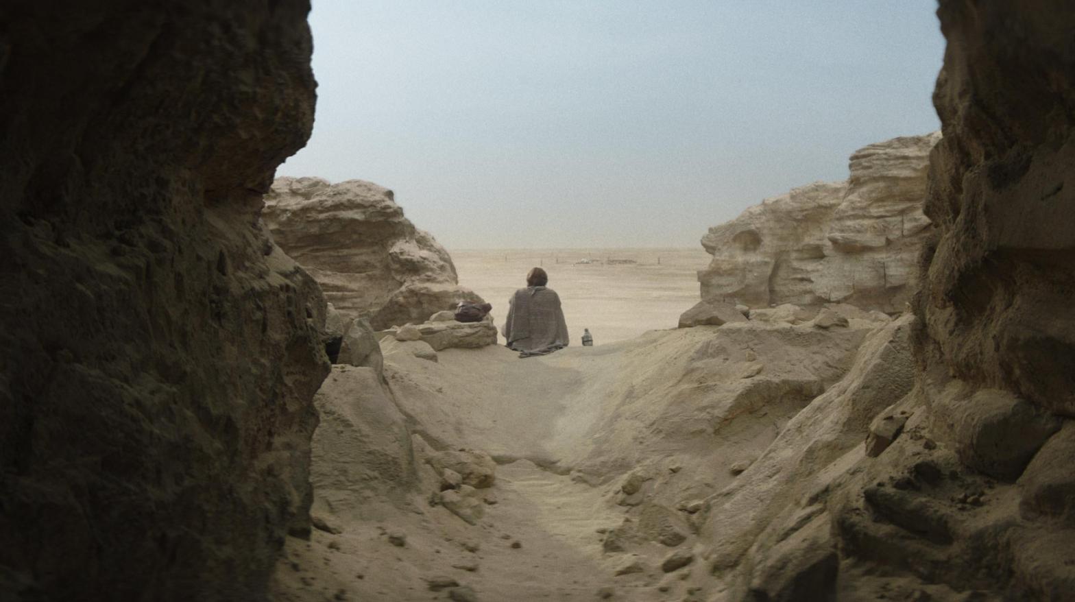 Kenobi hanging on Tatooine. And is that like... something next to him? (Image: Lucasfilm)