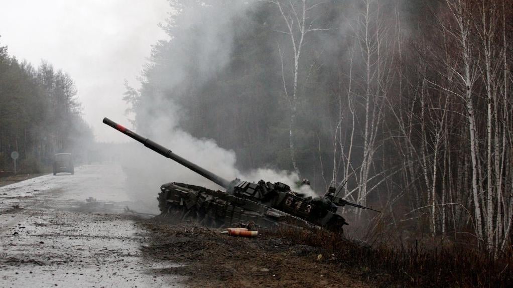 Wreckage of a Russian tank destroyed by Ukrainian forces (Photo: ANATOLII STEPANOV, Getty Images)