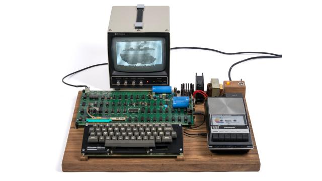 This Rare Apple-1 With Woz’s Signature Could Fetch Around $694,000 In Upcoming Auction