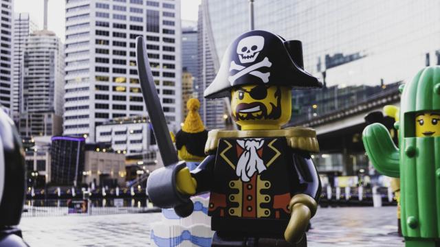Giant LEGO Minifigs Have Taken Over Darling Harbour, Do Not Be Alarmed