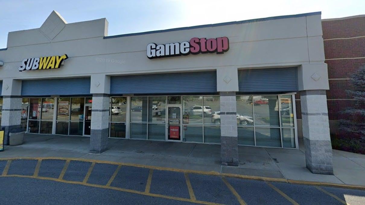 The Easton, PA GameStop is wedged in between a Subway and a Kohl's at the Northampton Crossings shopping centre. Employees across different stores say they don't always feel safe when making bank runs or closing up at night during solo shifts. (Screenshot: Google / Kotaku)