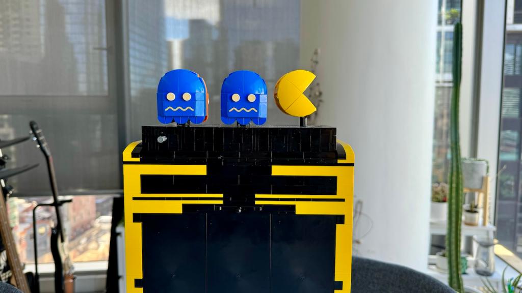 Lego PAC MAN arcade top back view with sad blinky and clyde